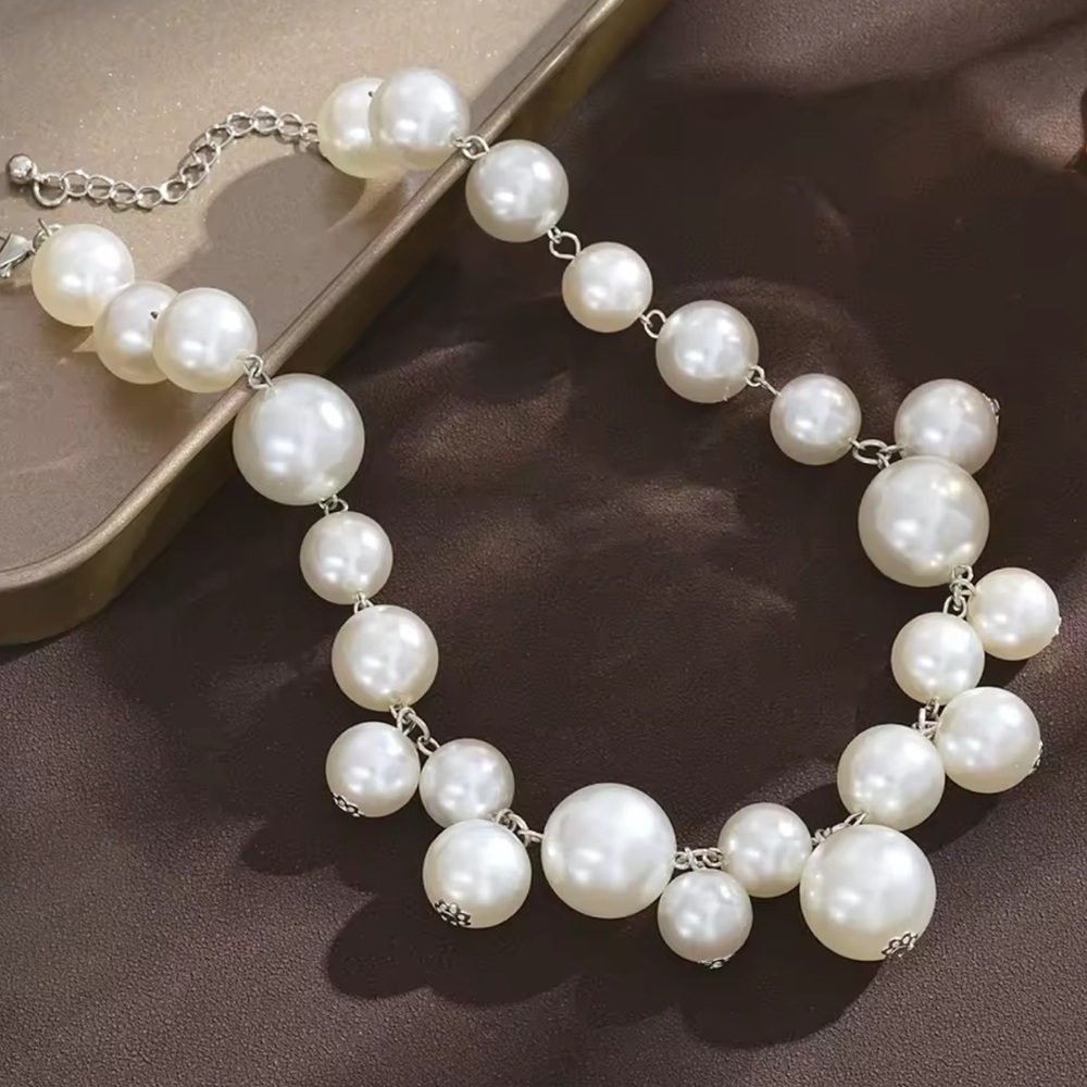 Vintage Classic White Pearl Cluster Necklace - Picture 5 of 8